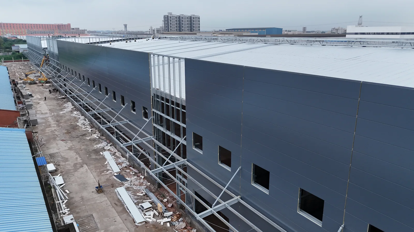 Side view of the Foshan Dekuo industrial factory showing exterior walls and work in progress.