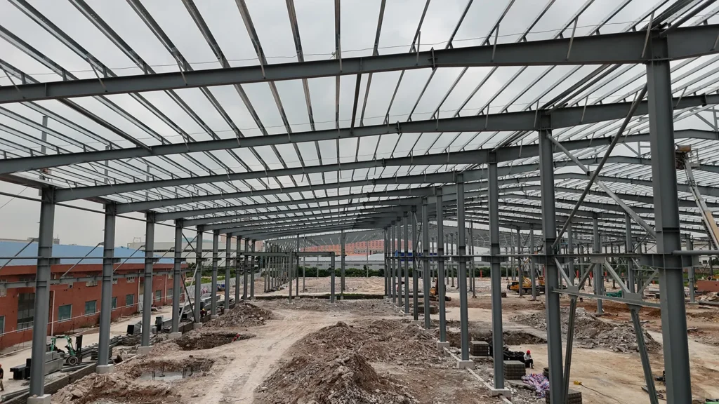 Equipment production steel workshop with crane beam and wide-span structure