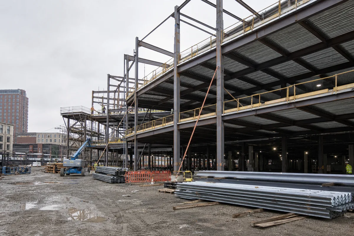 Estructura de acero de centro comercial de varios pisos en construcción