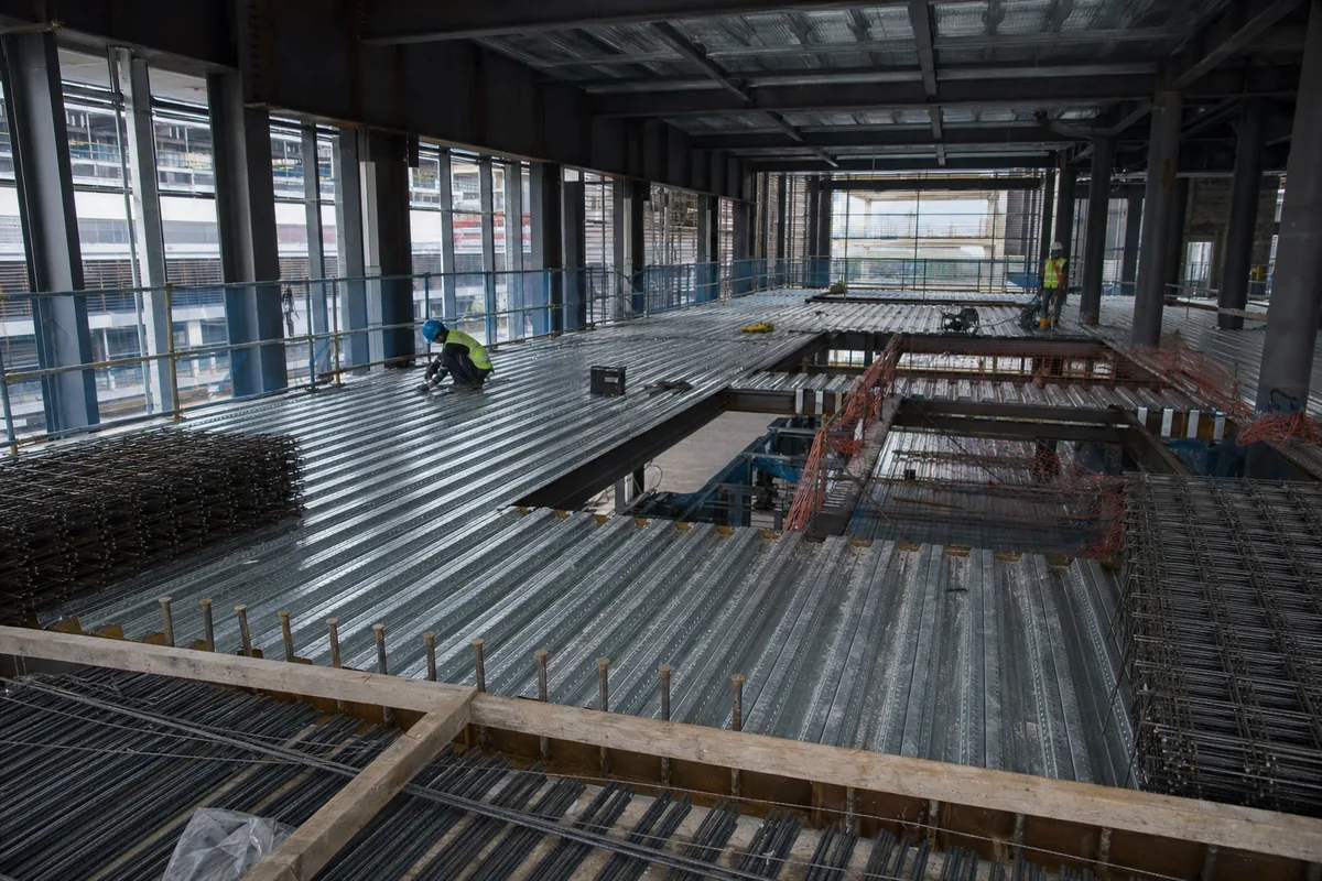 Instalación de plataforma de piso de acero compuesto en un edificio de centro comercial