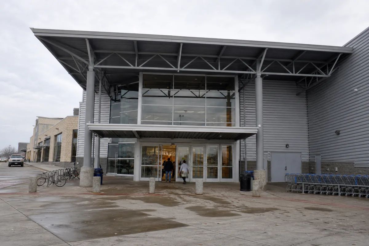 Centro comercial con estructura de acero terminado, entradas para tiendas minoristas y fachada de vidrio