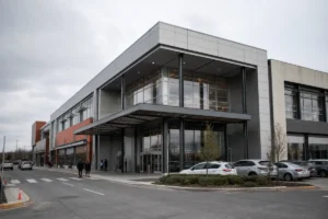 Centro comercial de estructura de acero con fachada de cristal y marquesina de entrada al comercio minorista
