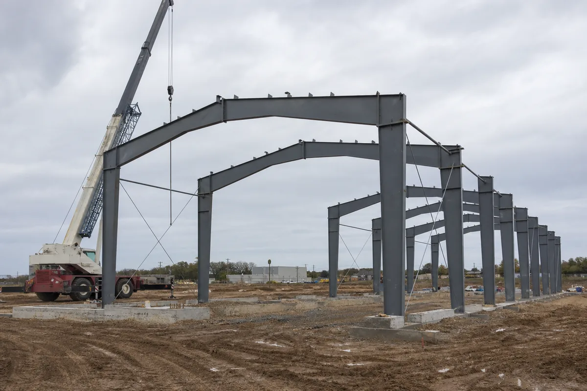 Clear-span steel portal frames erected without interior support columns