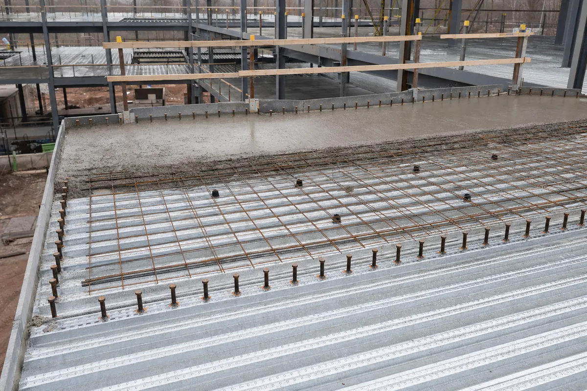 Plataforma de piso de acero compuesto con refuerzo y construcción de losa de concreto