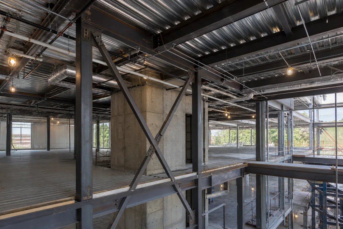 Estructura de acero reforzada, Núcleo de hormigón y servicios de construcción en una estructura de varios pisos.