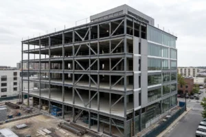 Edificio de estructura de acero de varios pisos con marco arriostrado expuesto y fachada completa