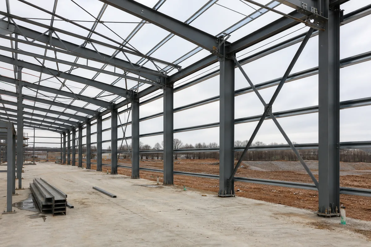 Seismic design of steel buildings with braced frames and a continuous lateral load path